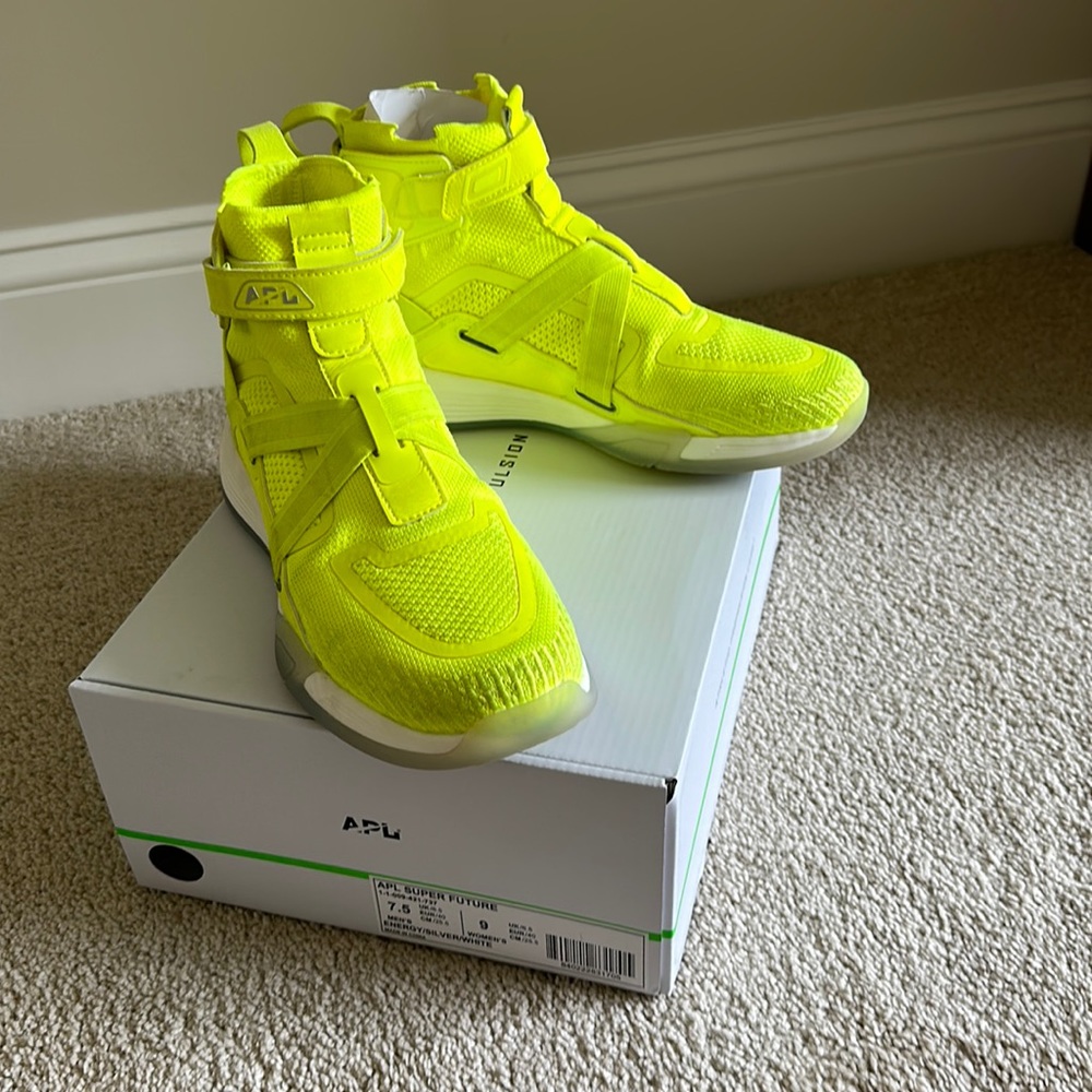 APL Super Future men’s size 7.5 Energy/Silver/White